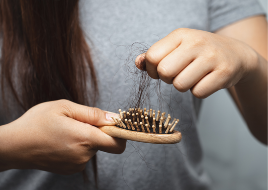 🍂 Queda de cabelo no outono: causas, cuidados e soluções naturais